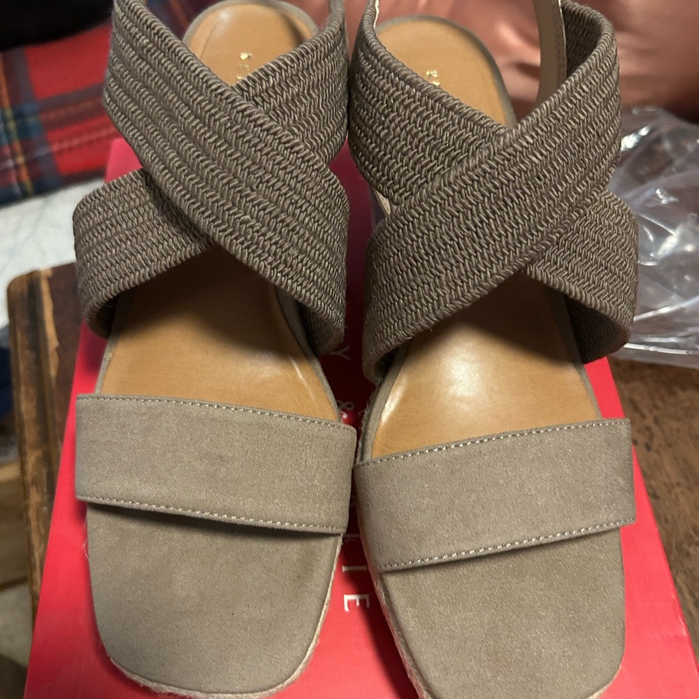 Kelly & Katie Women's Taupe Sandals